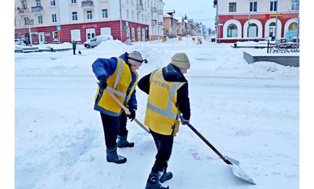 У Чернігові випало 14 см снігу за добу: місто чистять спецмашини та трактори