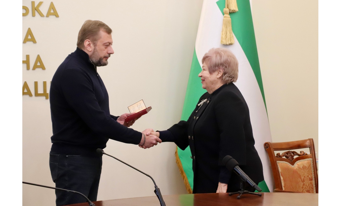 Державні нагороди військовим, медикам, освітянам і митцям: у Чернігові відзначили жителів області