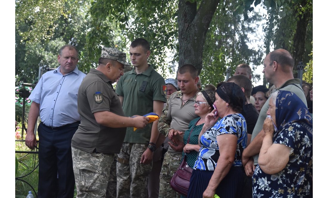 Носівська громада попрощалася з Героєм, який загинув на Харківщині