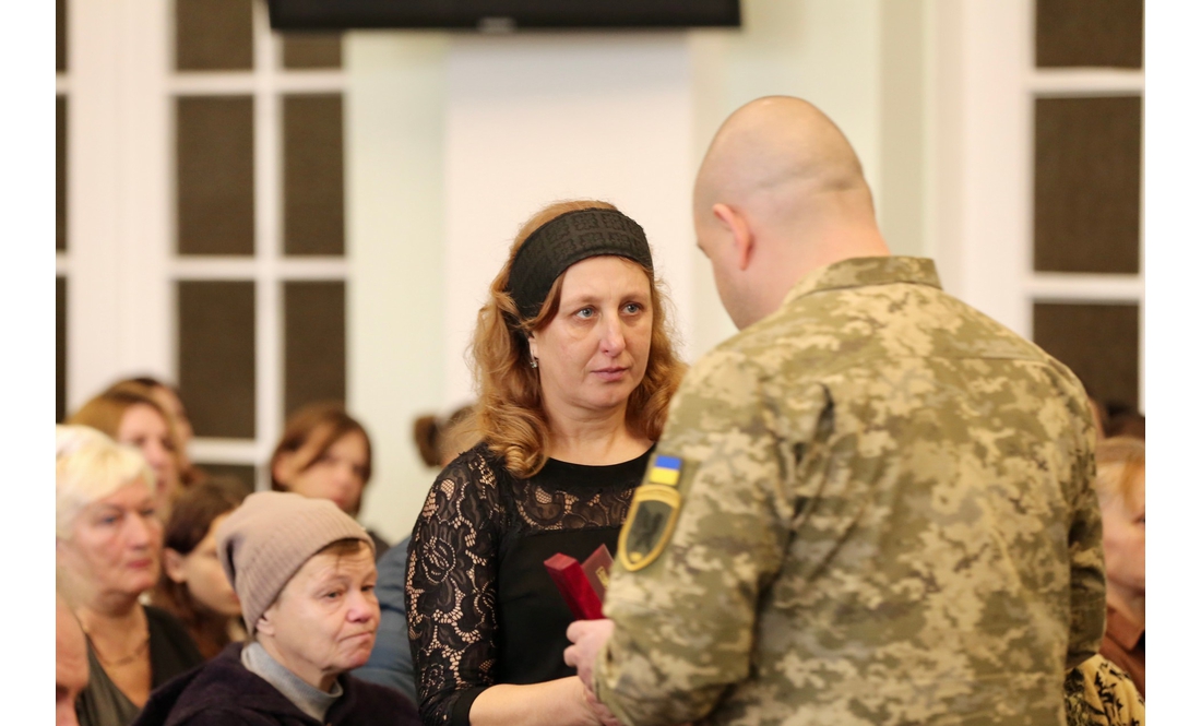 "Ця боротьба триває завдяки їм": родинам захисників із Чернігівщини передали посмертні нагороди