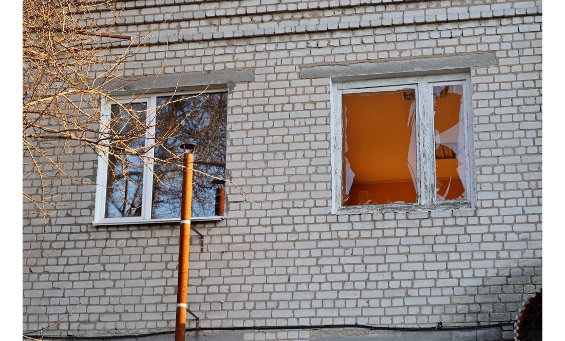 Безперервно працюють екстрені та комунальні служби: ситуація на місцях ударів у Чернігові