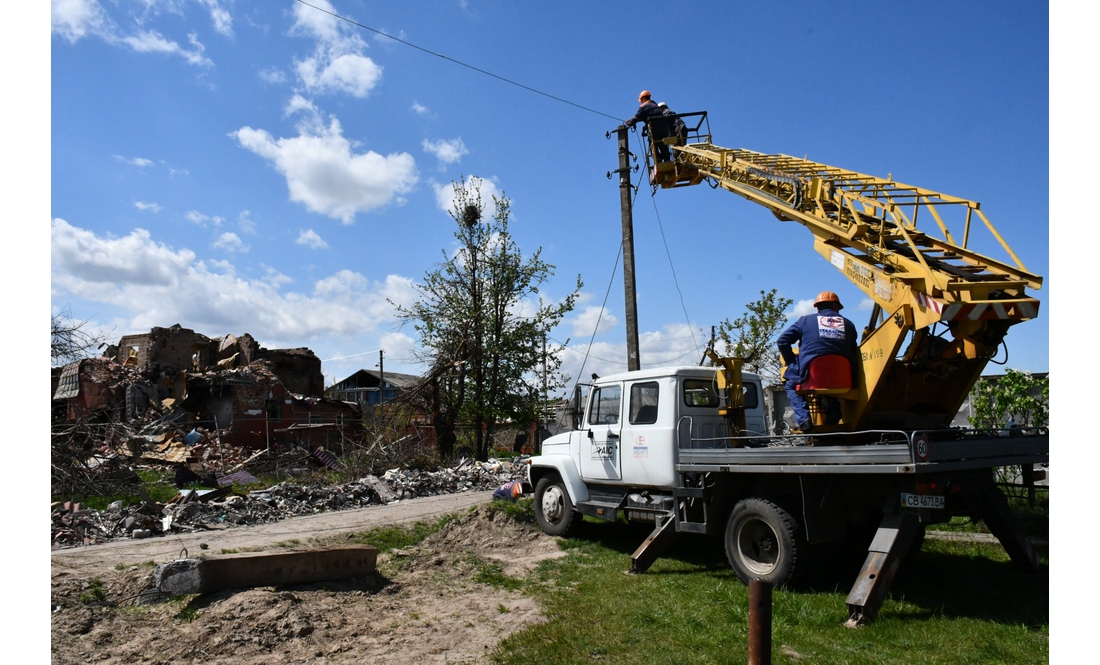 У Чернігові ставлять нові електростовпи на Бобровиці