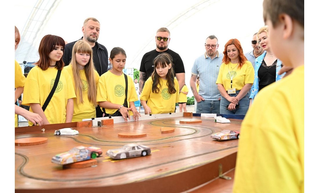 Училися керувати дронами й грали у футбол: як діти з Чернігівщини проводять літо на Буковині