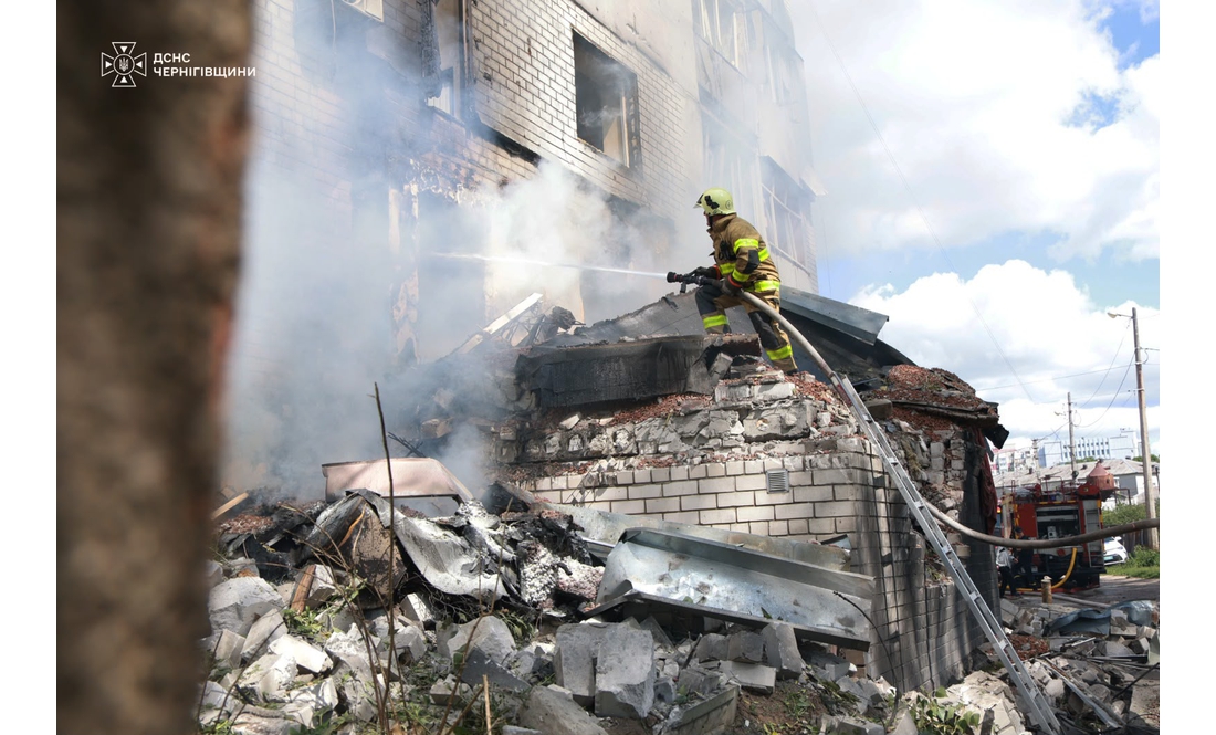По багатоповерхівці в Чернігові вдарив безпілотник «Герань-5»: подробиці атаки