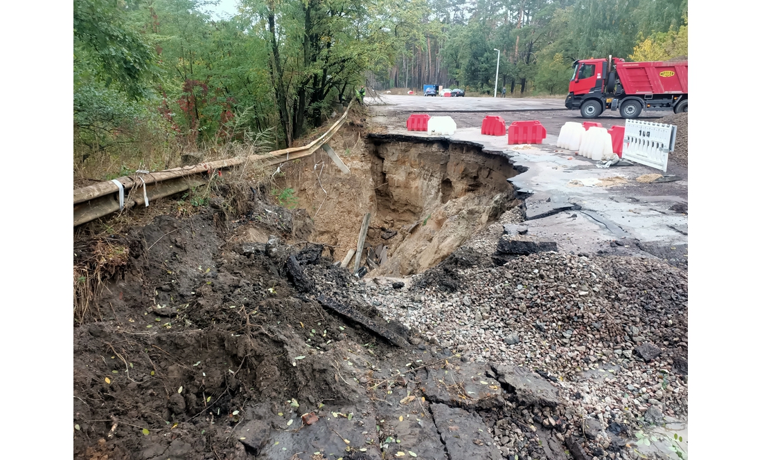 На об’їзній дорозі у Чернігові взялися ліквідовувати провалля