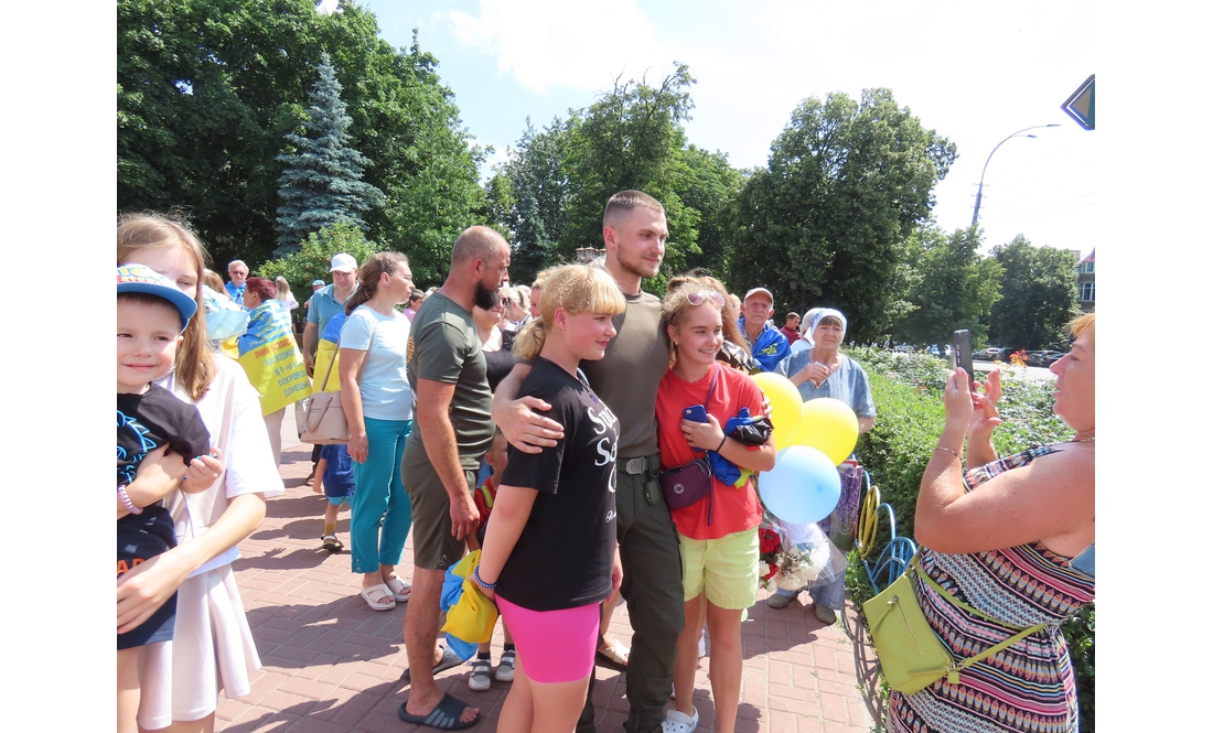 Після полону додому повернувся 23-річний захисник - зустрічали з короваєм