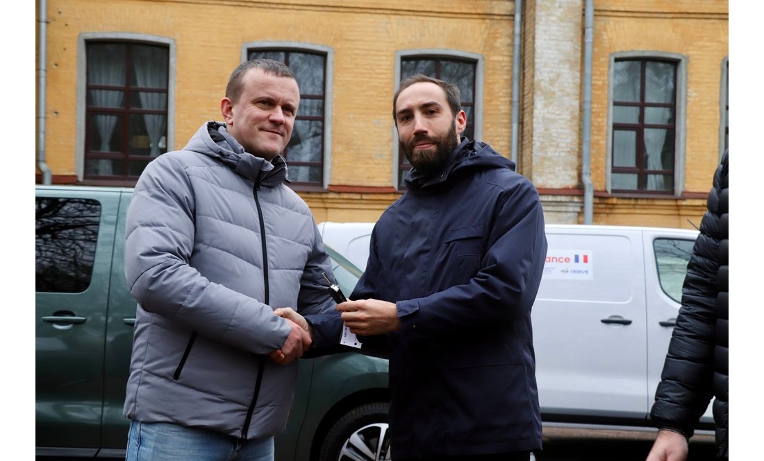 Три громади Чернігівщини отримали фургони від Франції