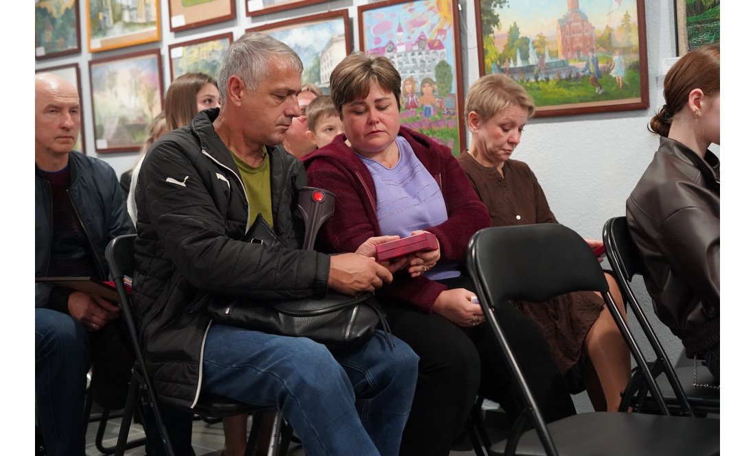 «Їхній голос більше не чути»: 54 родини з Чернігівщини отримали нагороди загиблих захисників