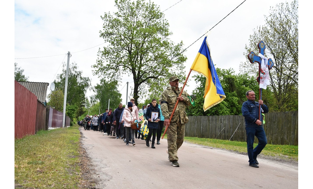 Останній шлях Героя: на Коропщині попрощалися із загиблим під Донецьком бійцем