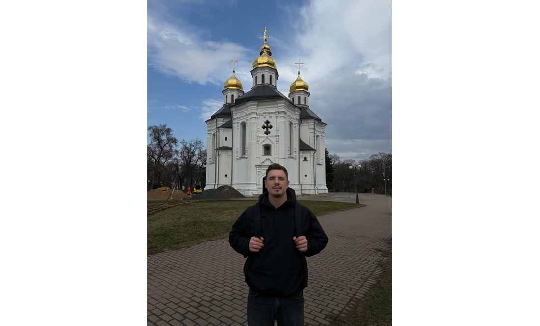 Бачили в кафе з гарною дівчиною: у мережі віруситься пост про поїздку до Чернігова популярного співака та блогера