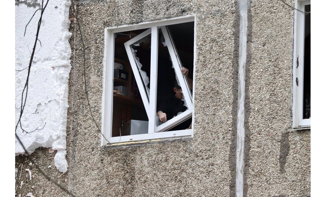 "Люди були вдома": яка ситуація на місці влучання ворожого БпЛА в 5-поверхівку в Чернігові