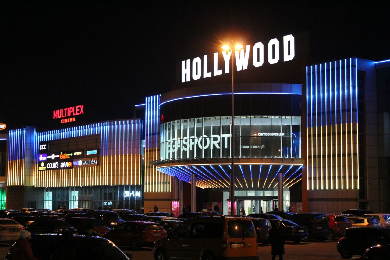 У кольори національного прапору: у Чернігові підсвітили філармонію та торговий центр