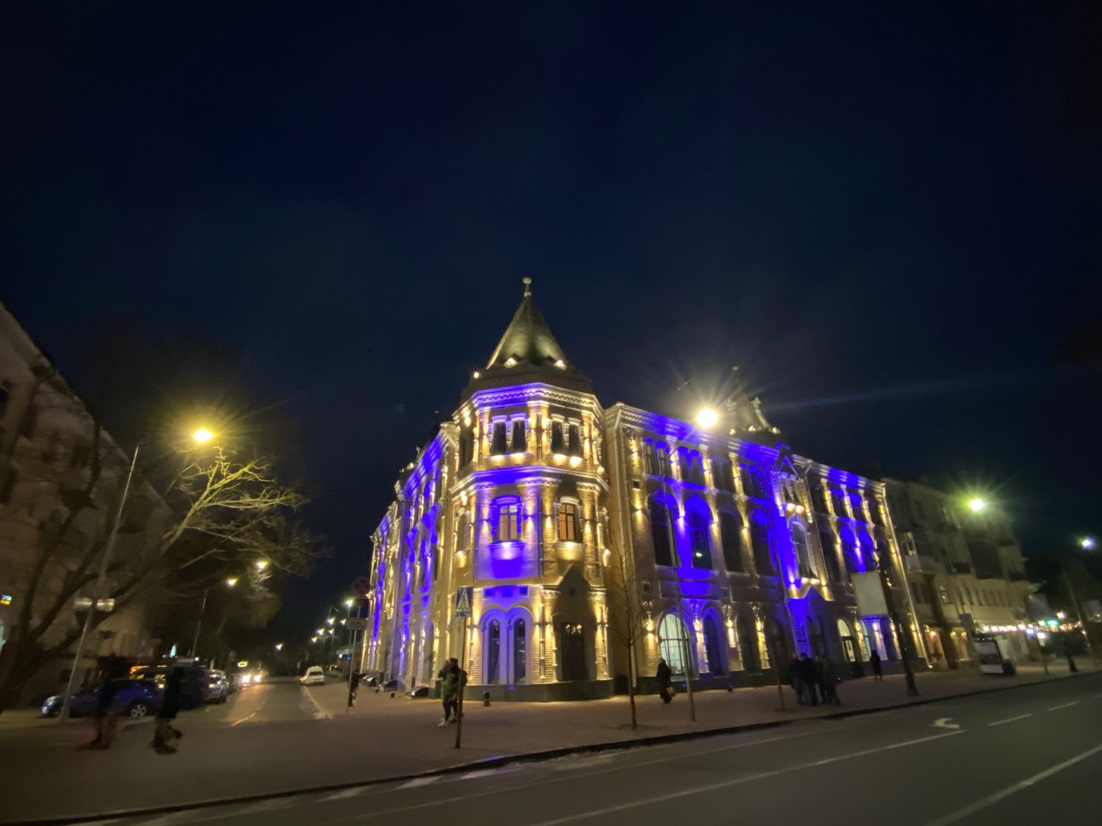 У кольори національного прапору: у Чернігові підсвітили філармонію та торговий центр