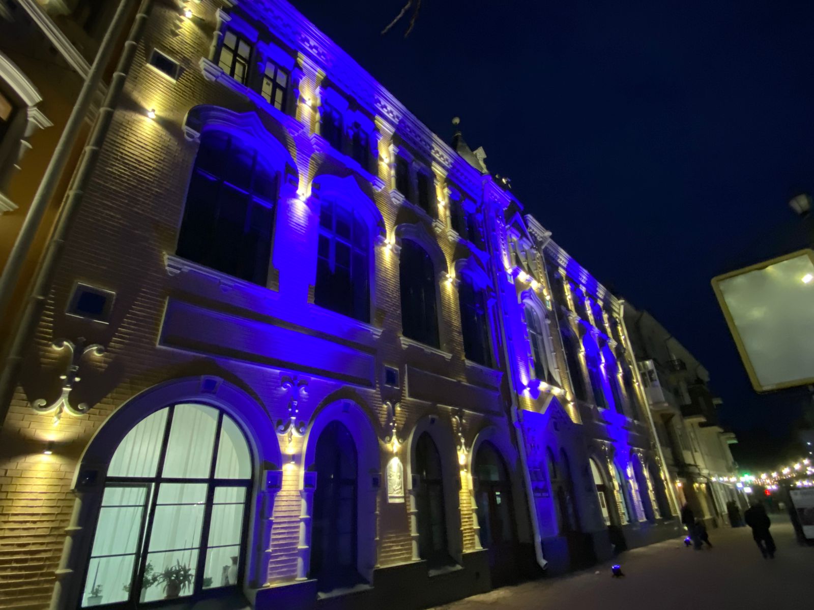 У кольори національного прапору: у Чернігові підсвітили філармонію та торговий центр