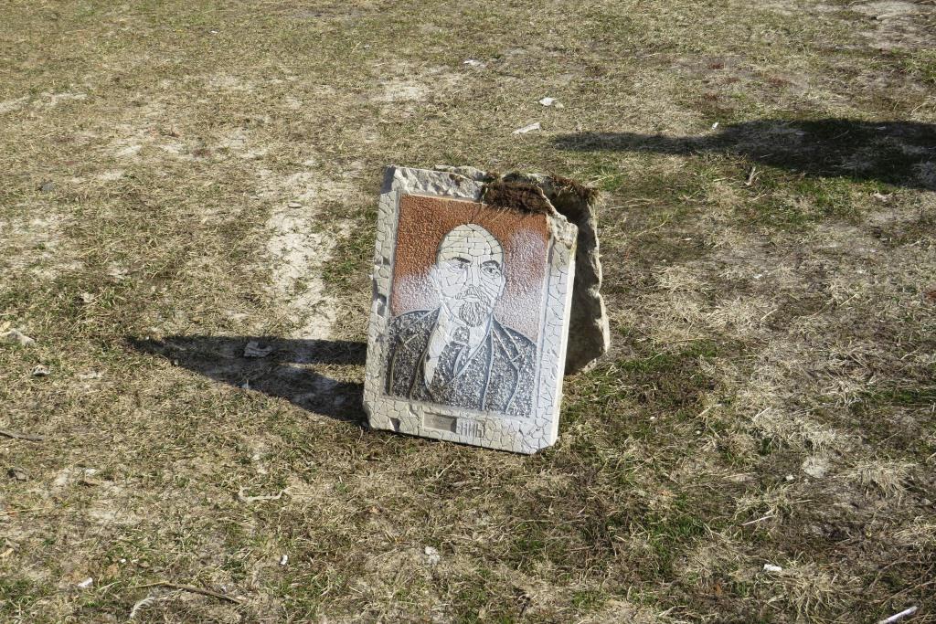 У Новгороді-Сіверському демонтували зображення Леніна та Сталіна