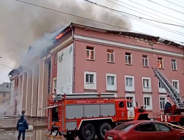 У Брянську гарячково розшукують «українських диверсантів», пожежу на нафтобазах не можуть загасити майже добу
