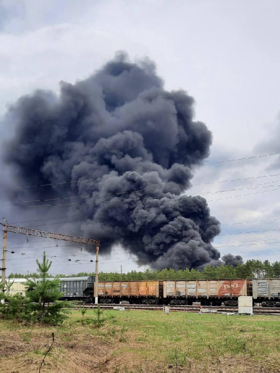 У Брянську гарячково розшукують «українських диверсантів», пожежу на нафтобазах не можуть загасити майже добу