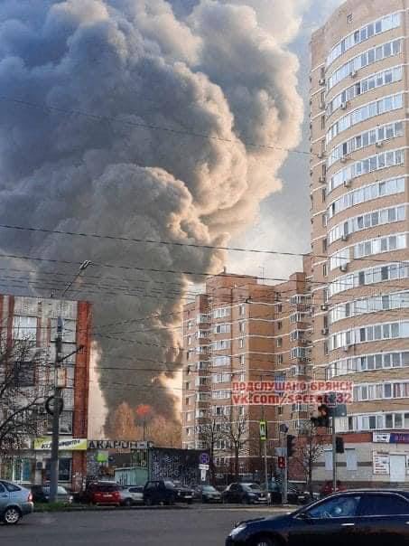 У Брянську гарячково розшукують «українських диверсантів», пожежу на нафтобазах не можуть загасити майже добу