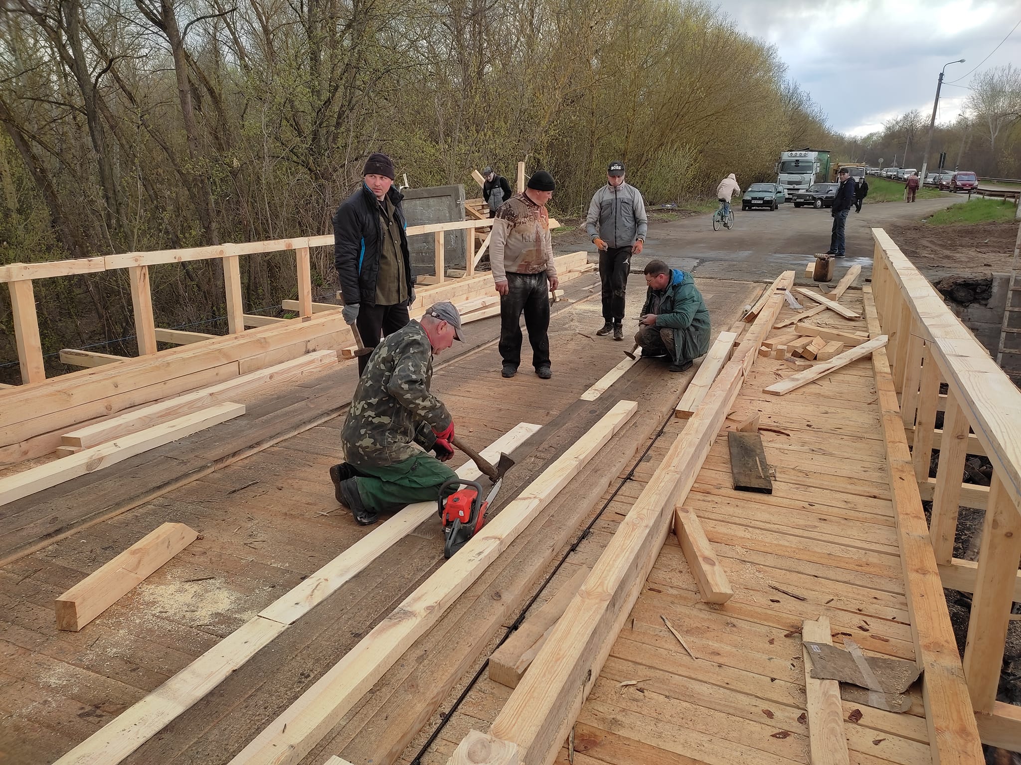 Можна їхать: біля Снов'янки відкрили для проїзду тимчасовий міст