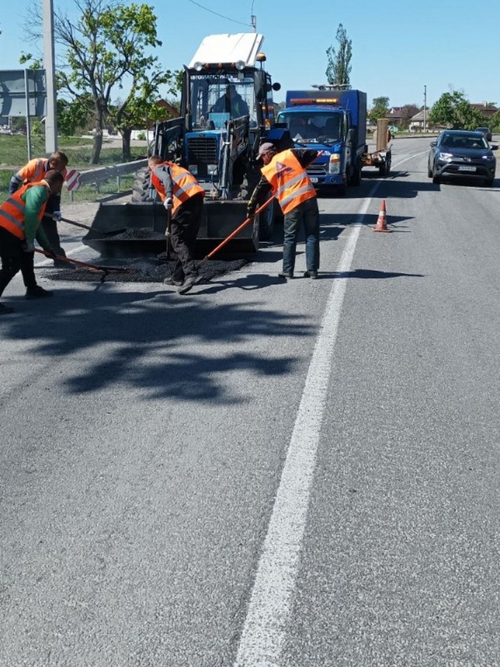 Працюють і у вихідні: як ремонтують автошляхи Чернігівщини