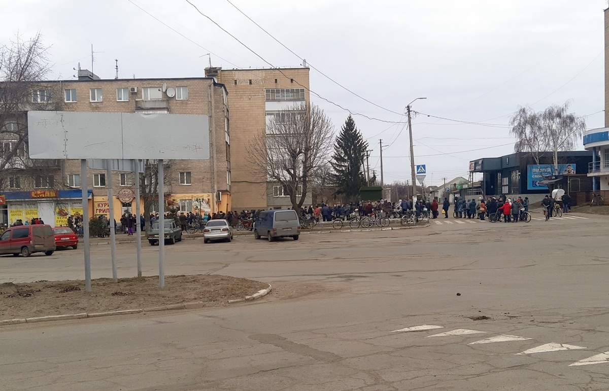 Готівку возили мішками, пекли хліб та перевозили людей човнами під обстрілами: Історія опору Менської громади
