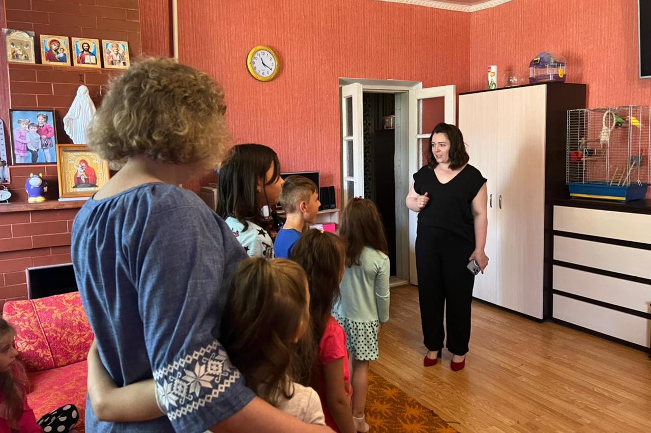 Родина з Рудки, в якій виховується 10 дітей, отримала подарунки від Першої леді України