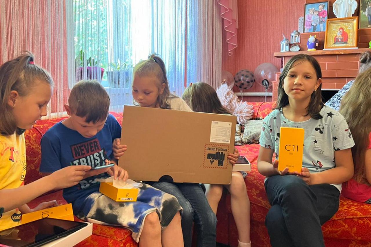 Родина з Рудки, в якій виховується 10 дітей, отримала подарунки від Першої леді України