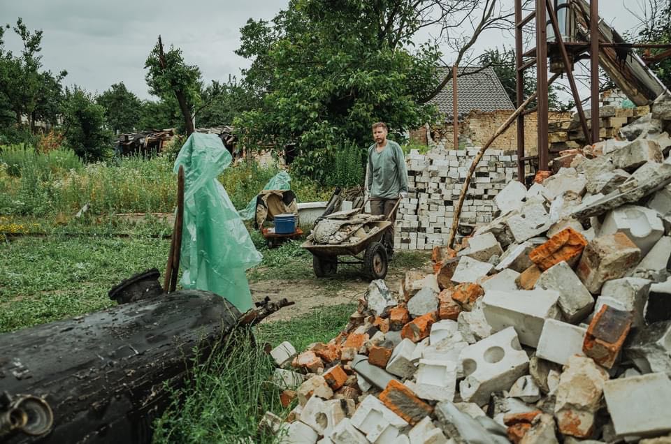 У Чернігові люди самотужки взялися відновлювати оселі в районі Бобровиця та сусідній Новоселівці