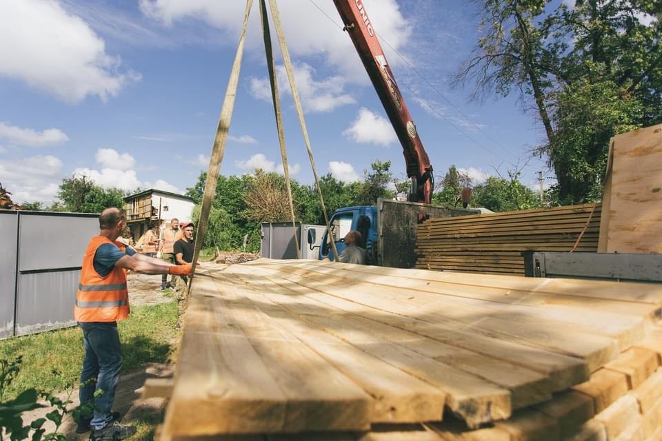 У Чернігові люди самотужки взялися відновлювати оселі в районі Бобровиця та сусідній Новоселівці