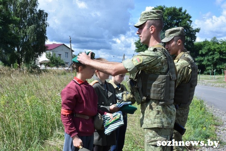 Шпигують за берети та шоколад, натомість їх катають в автозаку: на Гомельщині до «охорони» кордону з Україною залучили дітей