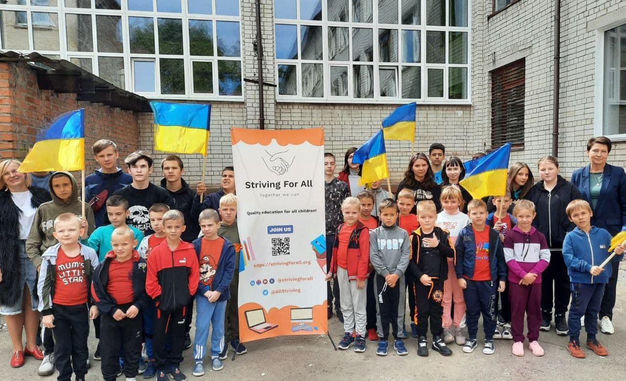 Волонтери та міжнародні партнери допомогли засклити 3 школи в Чернігові