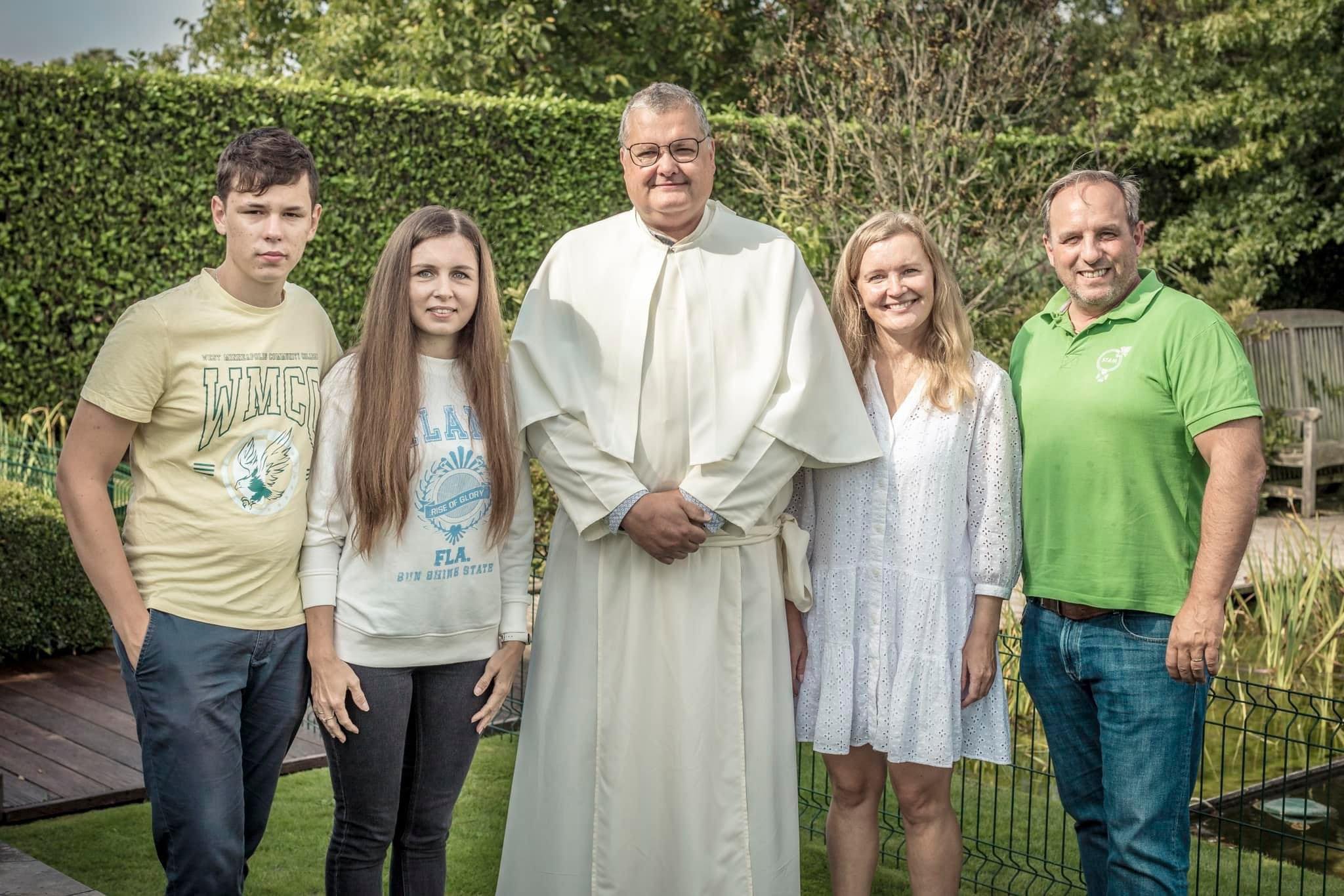 Волонтери та міжнародні партнери допомогли засклити 3 школи в Чернігові