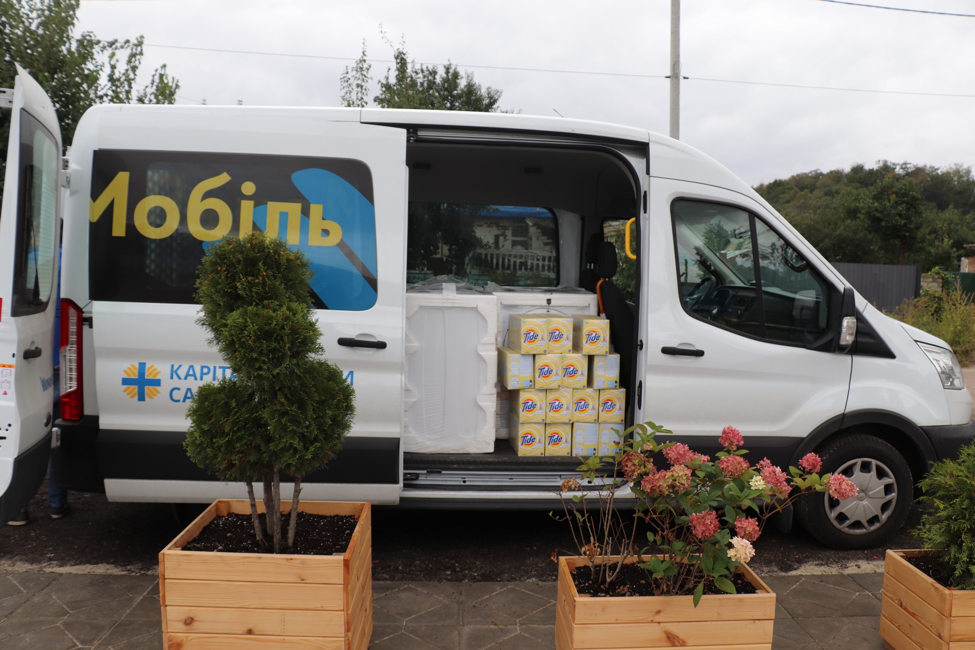 Жителям модульного містечка у Новоселівці передали пральні машини