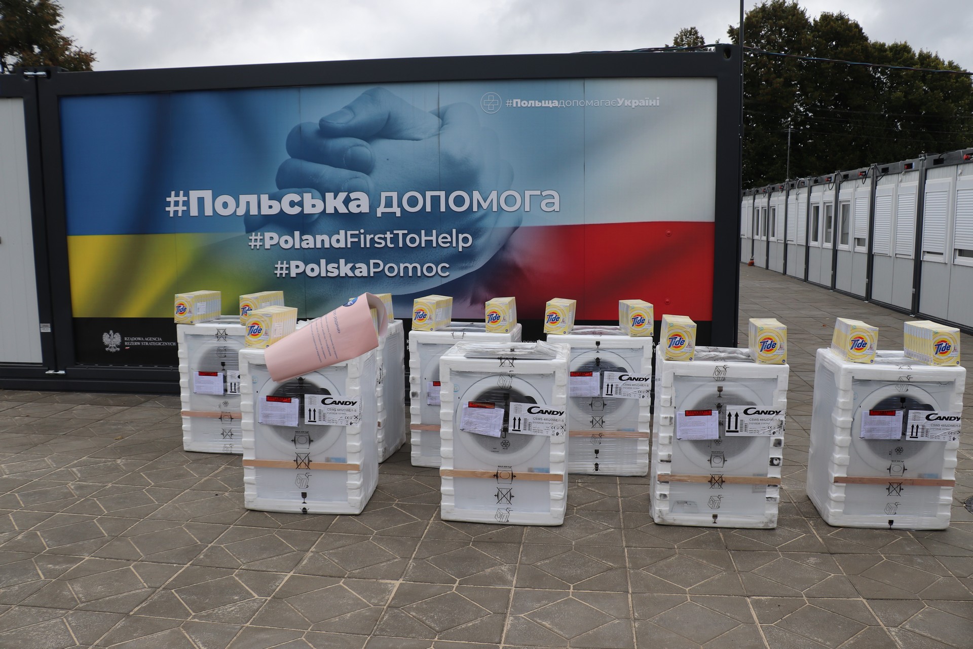 Жителям модульного містечка у Новоселівці передали пральні машини