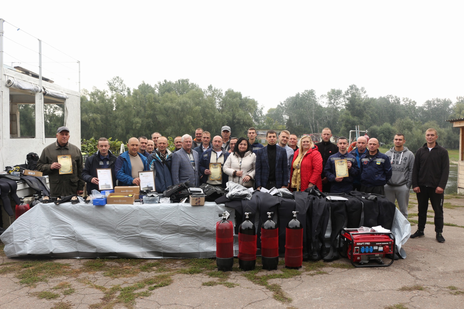 Нові гідрокостюми та човни: чернігівські водолази-рятувальники мають нове спорядження