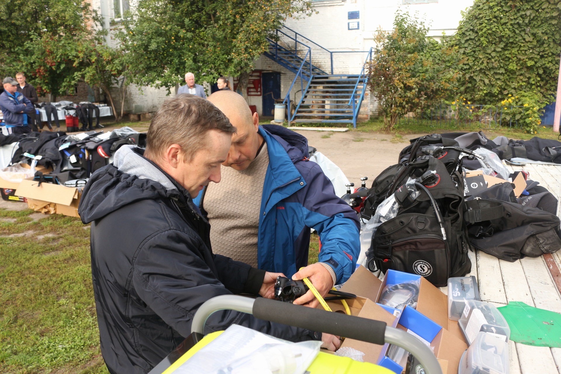 Нові гідрокостюми та човни: чернігівські водолази-рятувальники мають нове спорядження