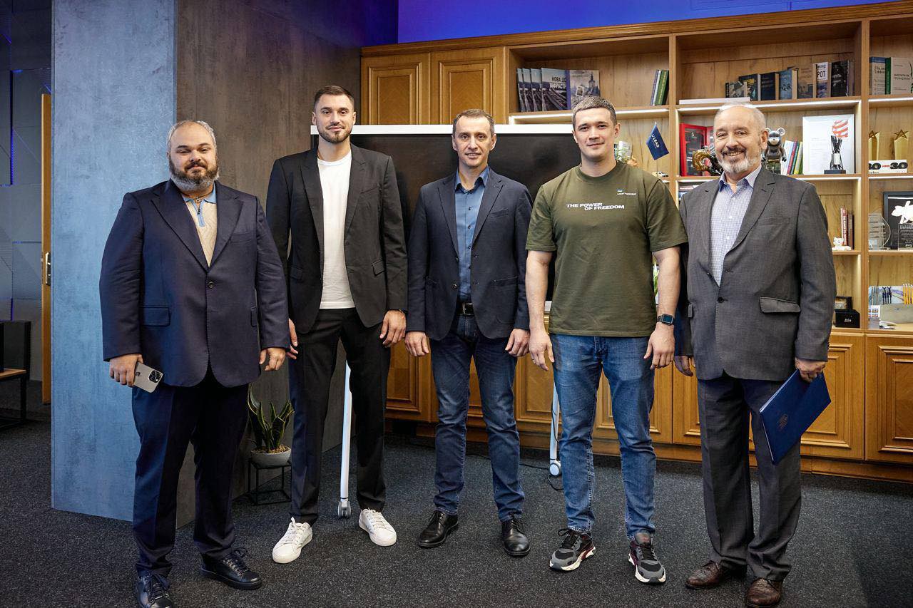 ФК «Динамо» передали лікарні #3 Чернігова 10,25 млн грн