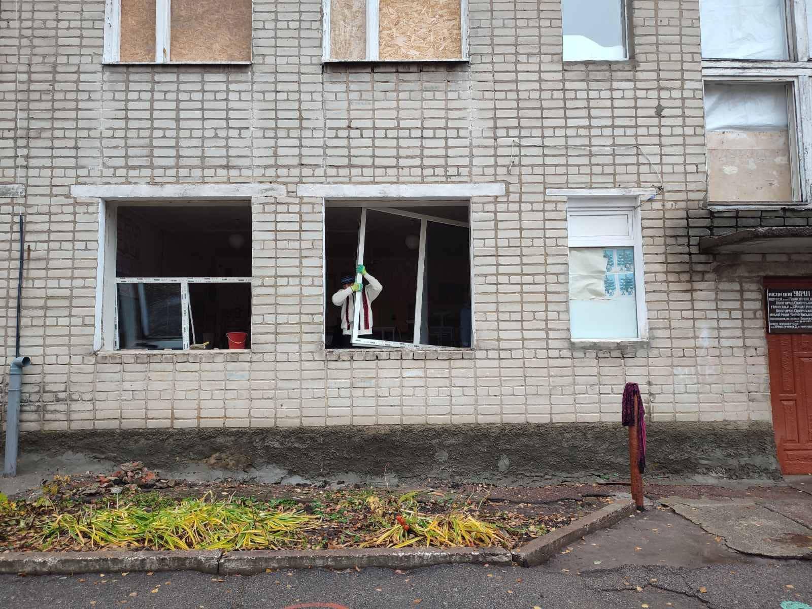 Новини громад Чернігівщини: міняють шибки, купують техніку для шкіл, допомагають захисникам