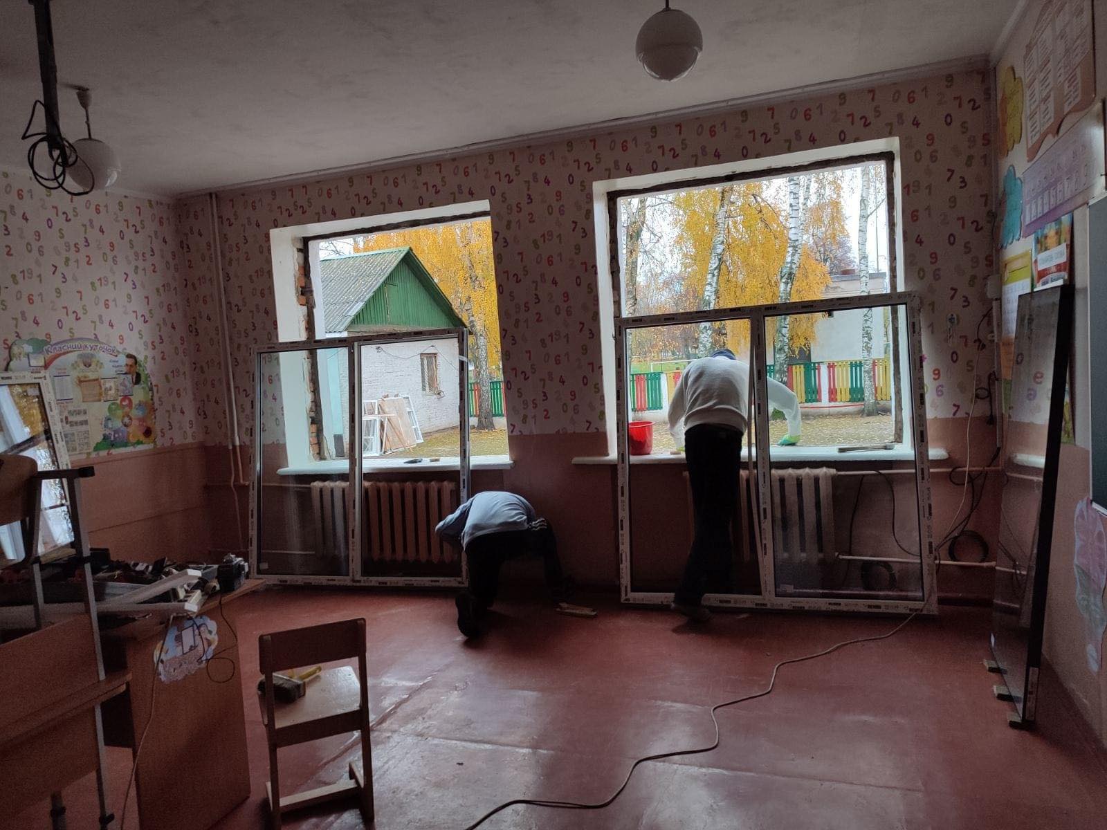 Новини громад Чернігівщини: міняють шибки, купують техніку для шкіл, допомагають захисникам