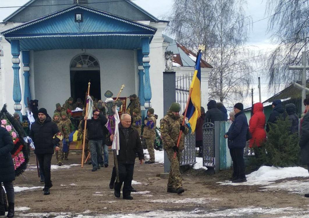 Загинув біля Первомайського на Донеччині: на Чернігівщині попрощались із загиблим бійцем