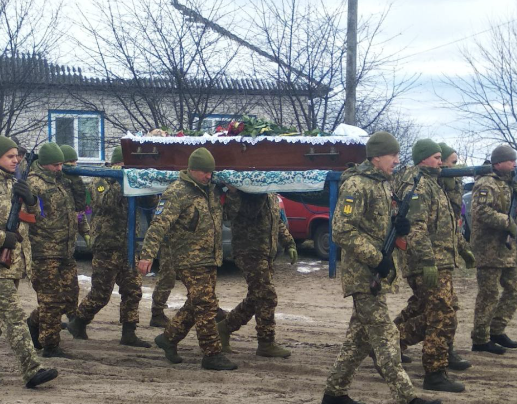 Загинув біля Первомайського на Донеччині: на Чернігівщині попрощались із загиблим бійцем