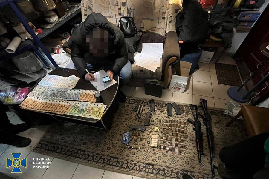 Депутат Чернігівської міської ради може бути причетним до хабарів за виїзд громадян за кордон через систему «ШЛЯХ»