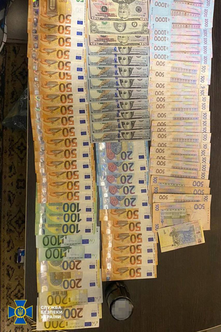 Депутат Чернігівської міської ради може бути причетним до хабарів за виїзд громадян за кордон через систему «ШЛЯХ»