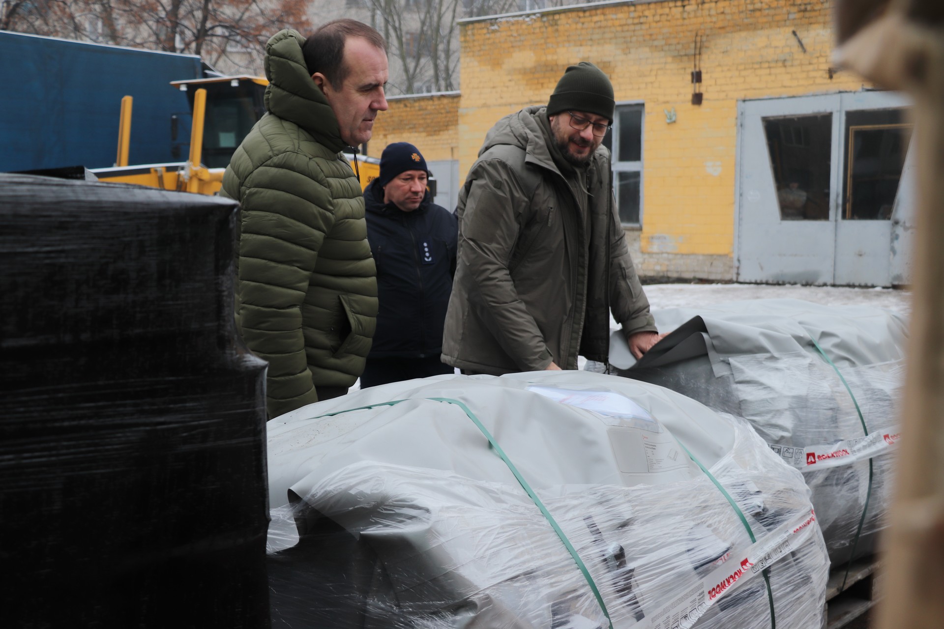 Щоб зігріти людей у громадах: данська компанія ROCKWOOL передала намети для рятувальників