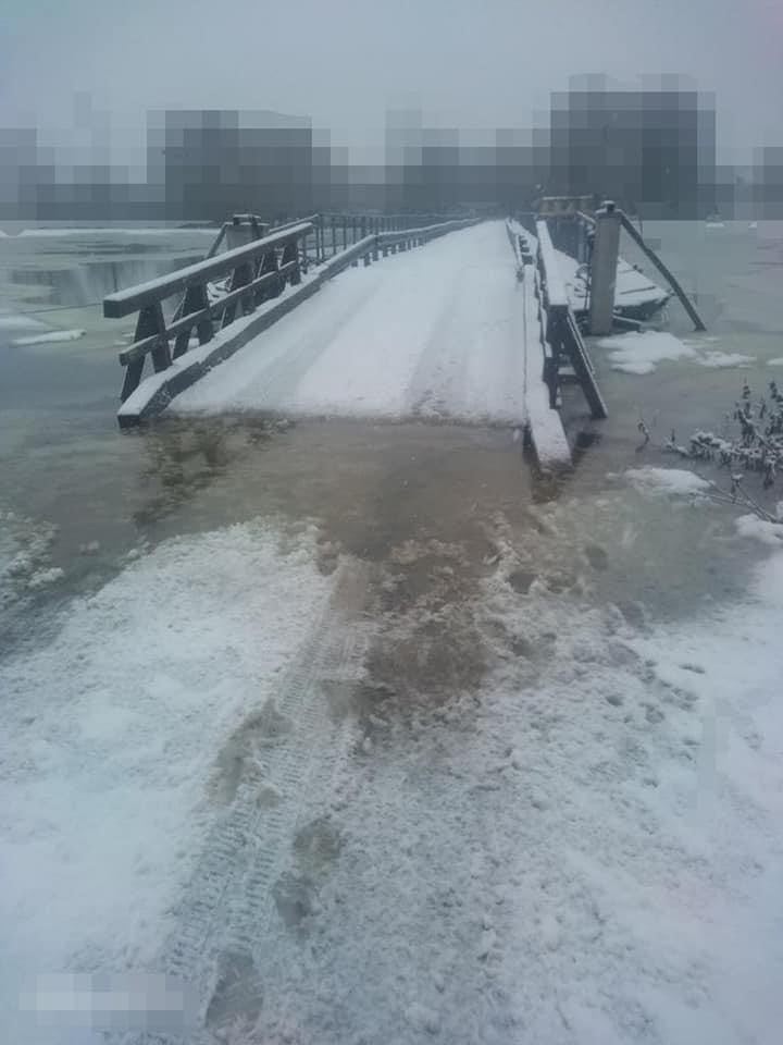 Затопило наплавний міст через Десну у прикордонному районі. Перетнути його зможуть хіба що позашляховики