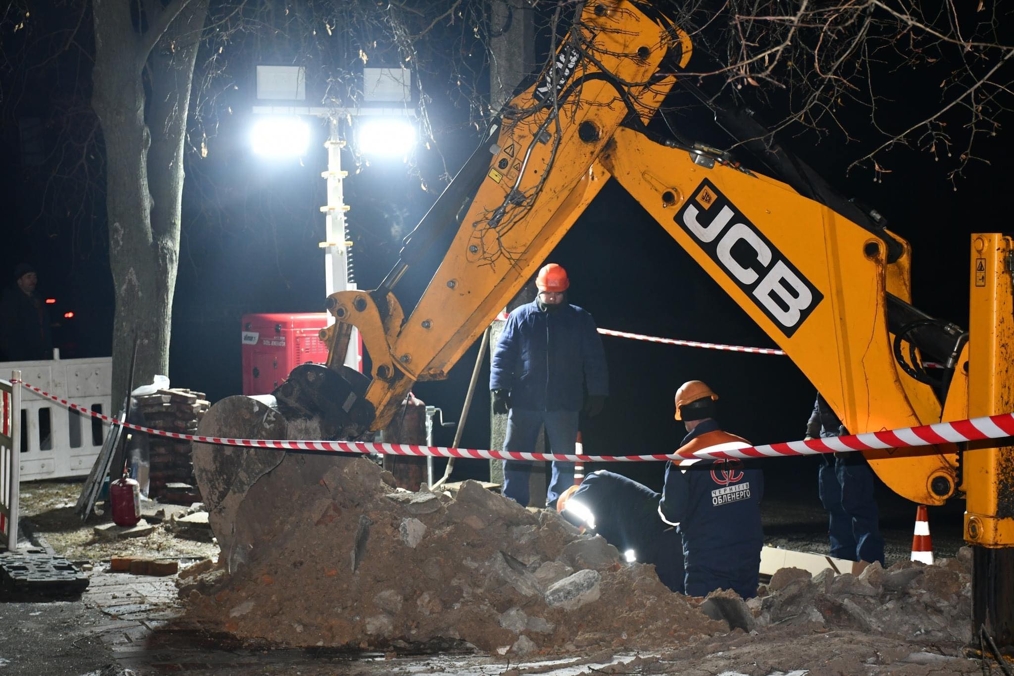 У чернігівських енергетиків з‘явилися освітлювальні вежі від канадців: як це допомагає?