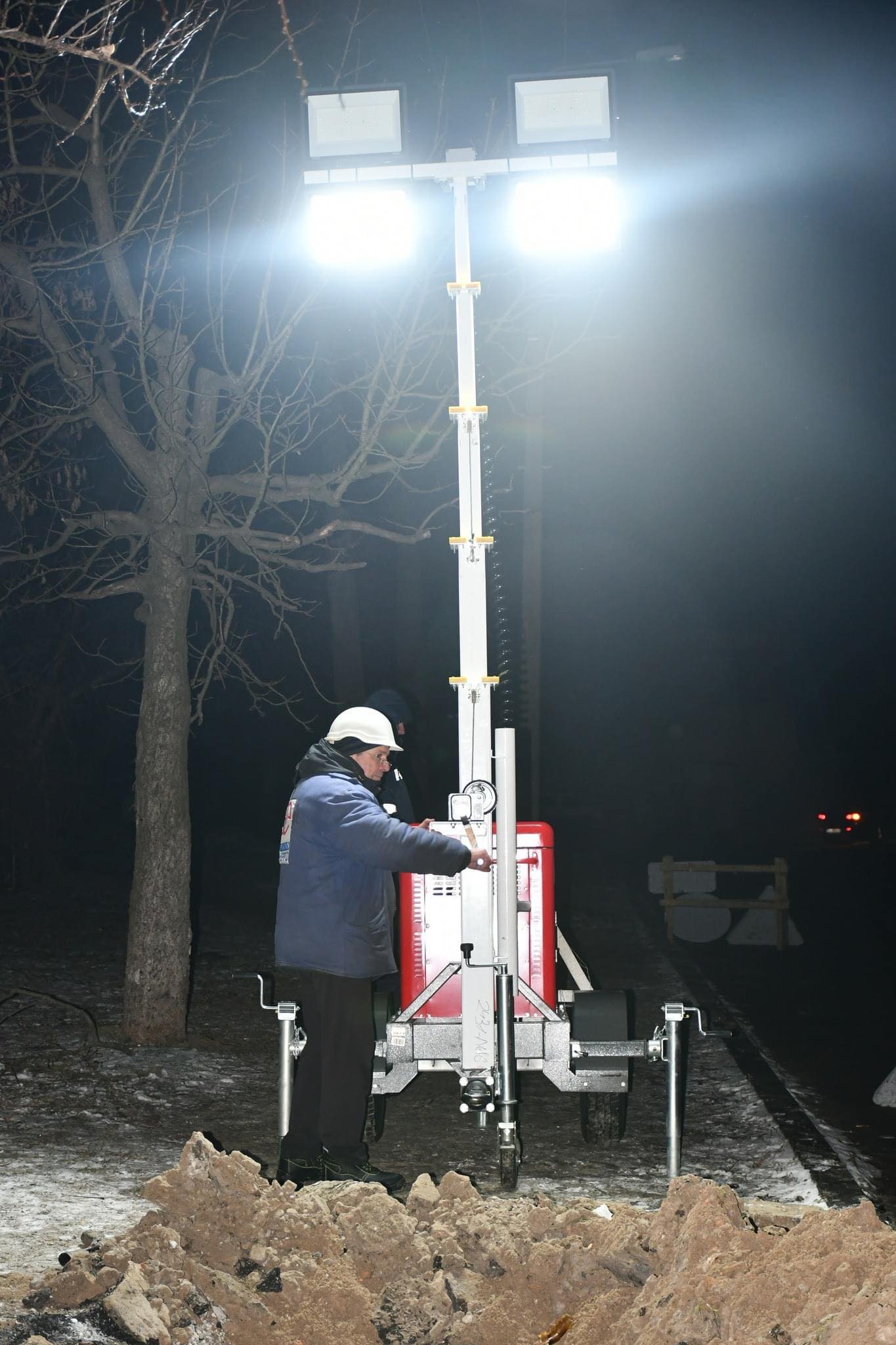 У чернігівських енергетиків з‘явилися освітлювальні вежі від канадців: як це допомагає?