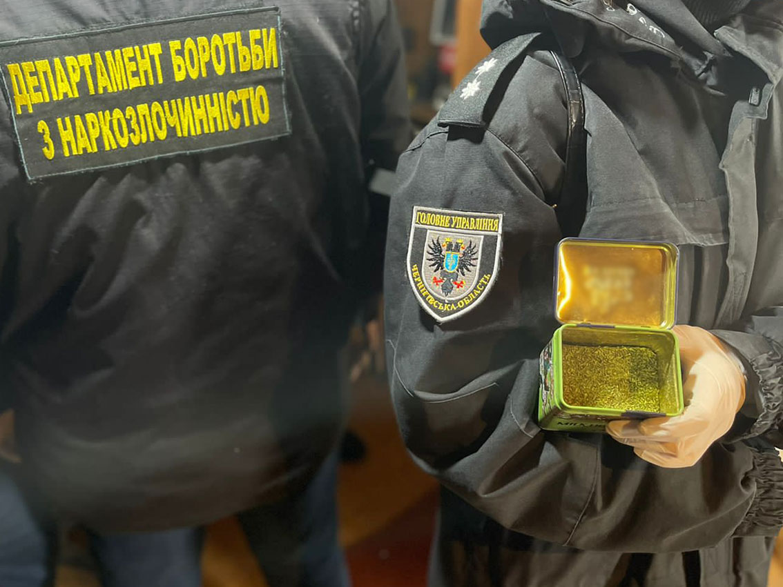 У Чернігові поліція затримала чоловіка: зберігав зброю, боєприпаси та наркотики