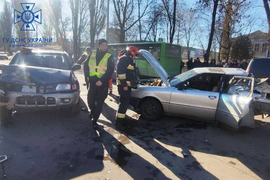 У Ніжині рятувальники ліквідували наслідки автопригоди: водія затисло металевими конструкціями понівеченого авто