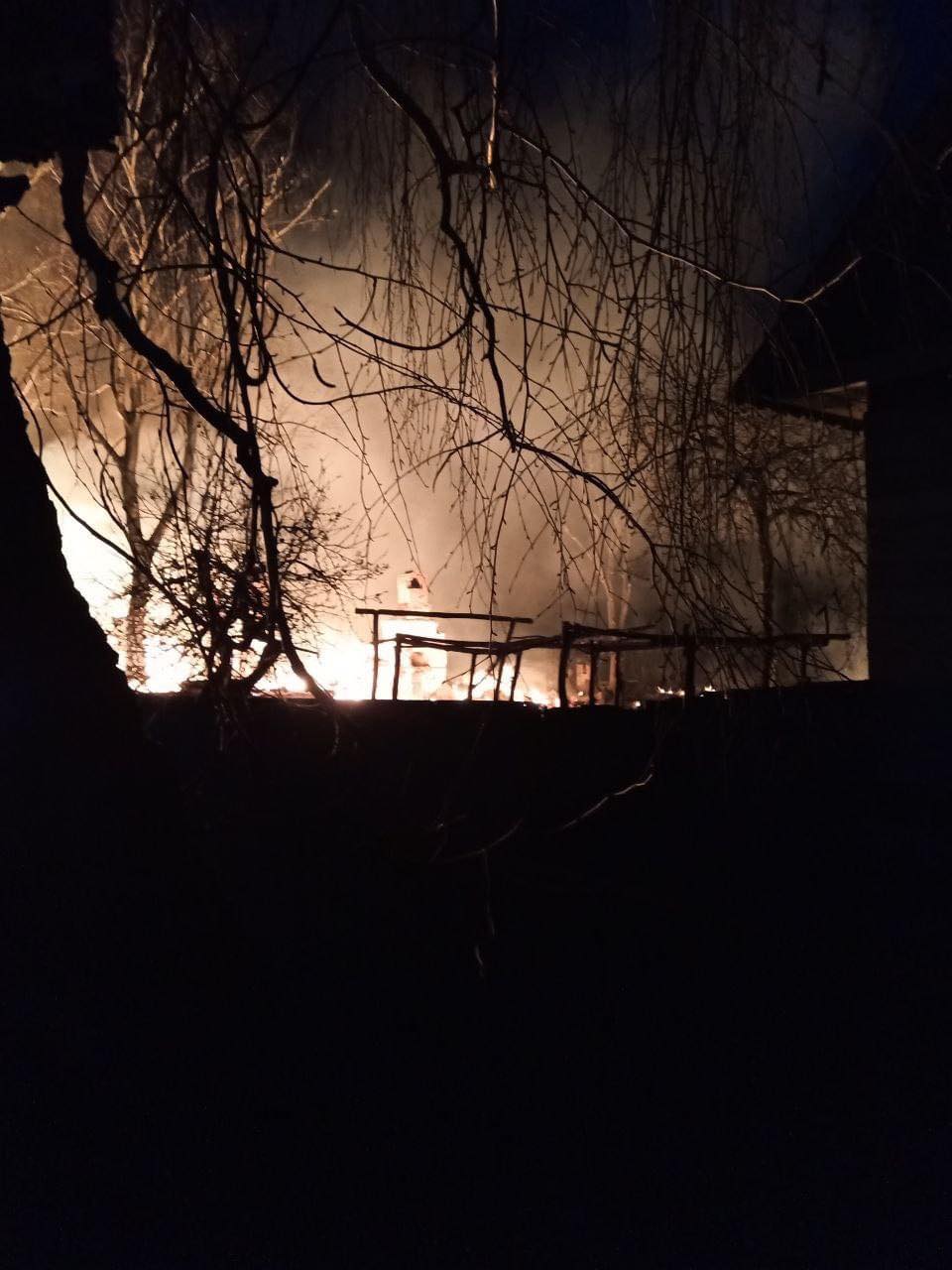 Згоріли чотири будівлі: ворог продовжує тероризувати жителів прикордонного села Єліне